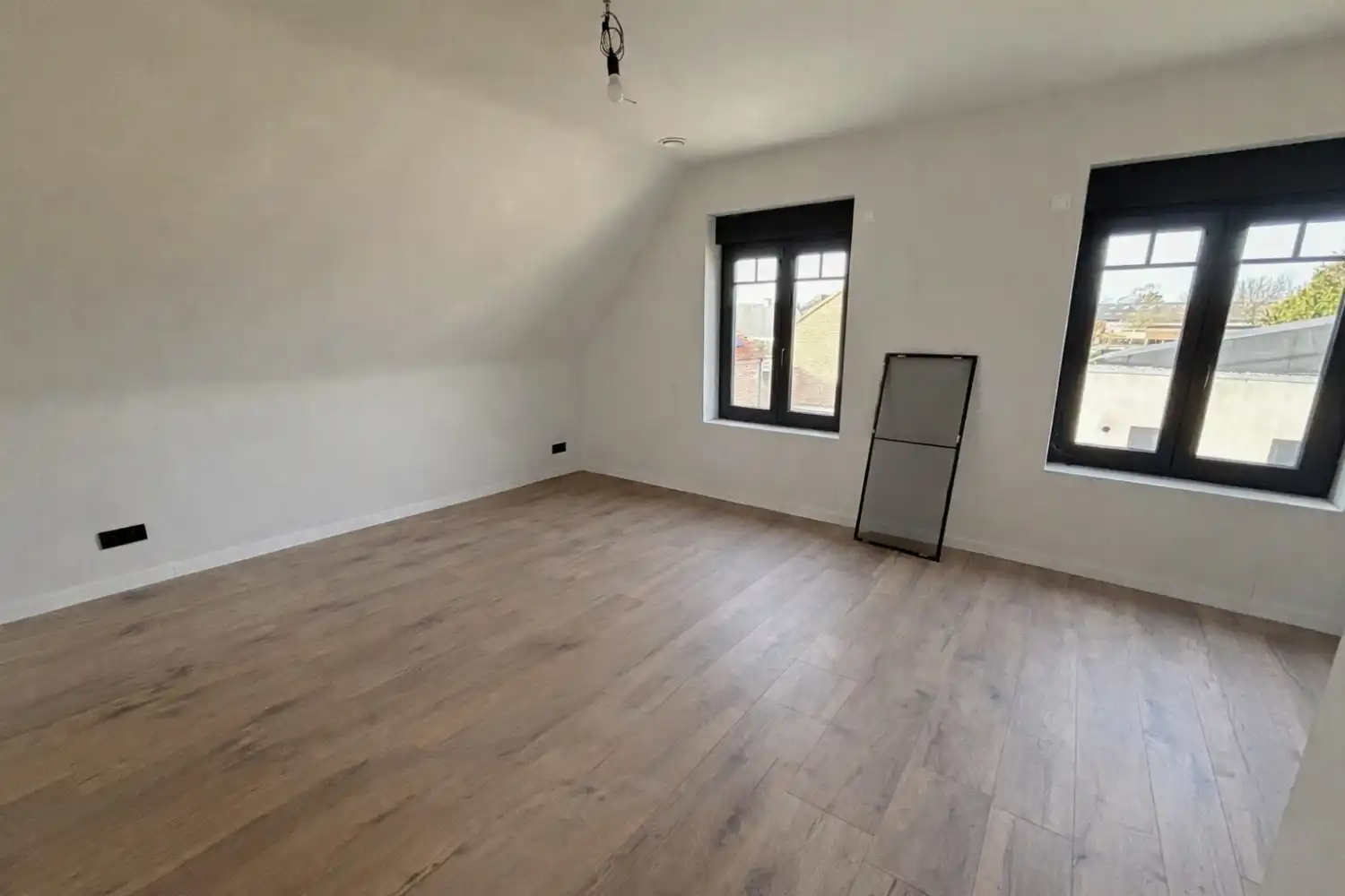 ENERGIEZUINIGE WONING op zeer rustige en landelijke locatie met 2 slaapkamers en inpandige garage foto 10