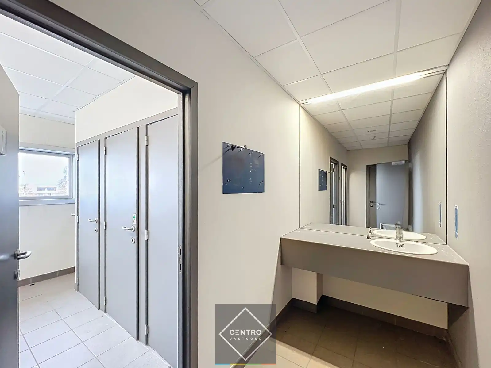 Instapklare KANTOORRUIMTEN (± 255 m²) - ALL-IN formule (huur, verbruik, randaccomodatie, etc.) te IEPER. foto 6