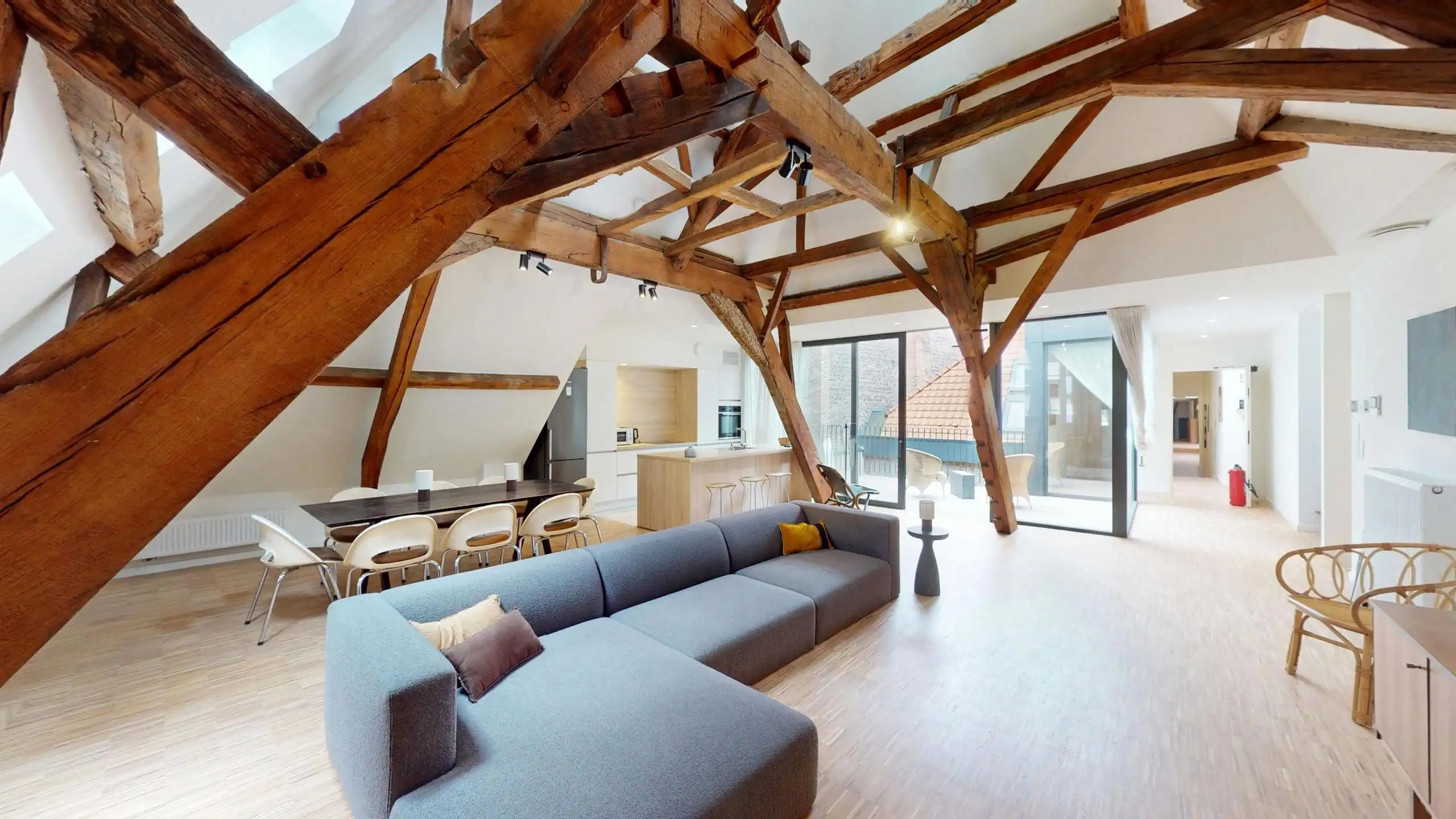 ANTWERPEN CENTRUM - Gemeubeld app. met vier slaapkamers foto 2