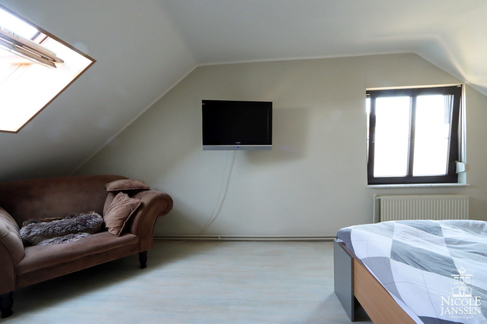 Instapklare gezinswoning met drie slaapkamers, twee badkamers, grote kelder en vrijstaande garage foto 14