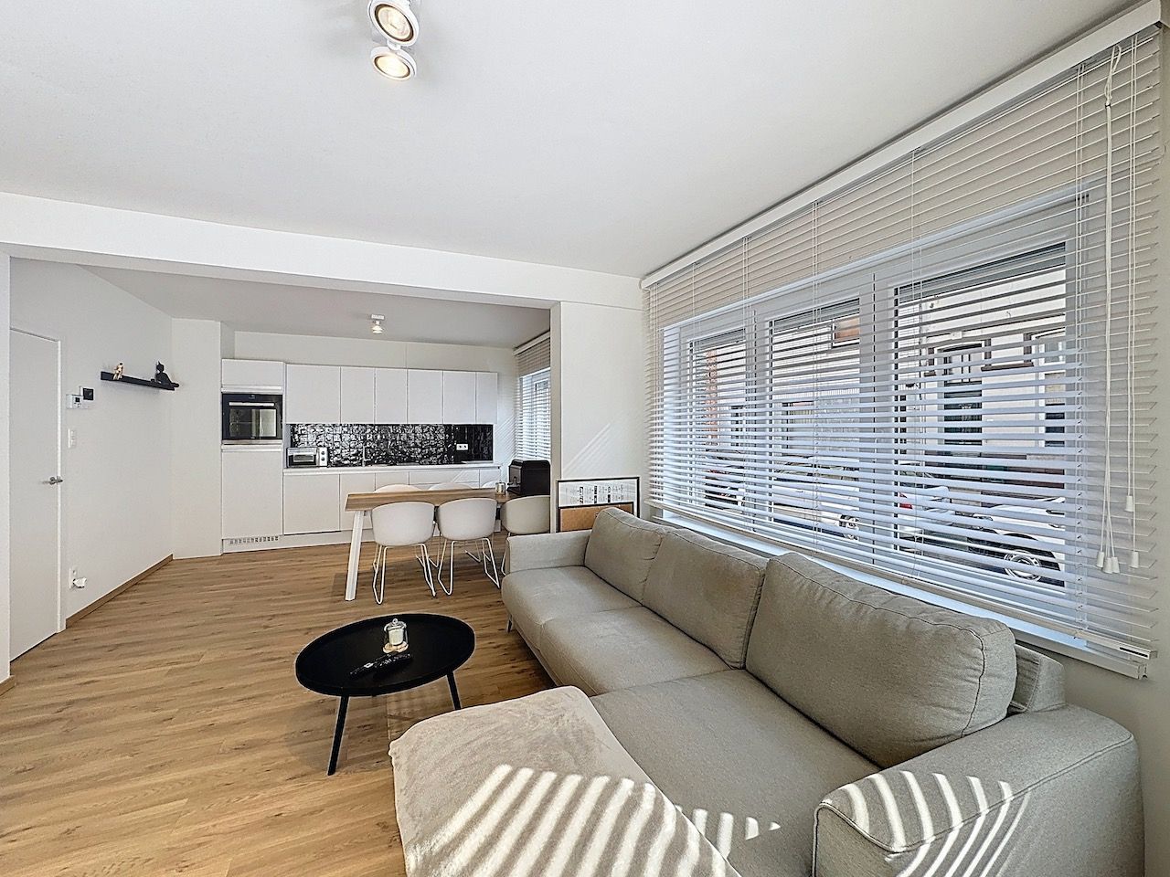 Volledig gemeubeld eigentijds appartement op een boogscheut van de Zeedijk. foto 2