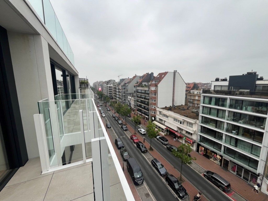 ONGEMEUBELD - Nieuwbouw appartement met 2 slaapkamers gelegen op de Lippenslaan te Knokke (integraal geschilderd). foto 4