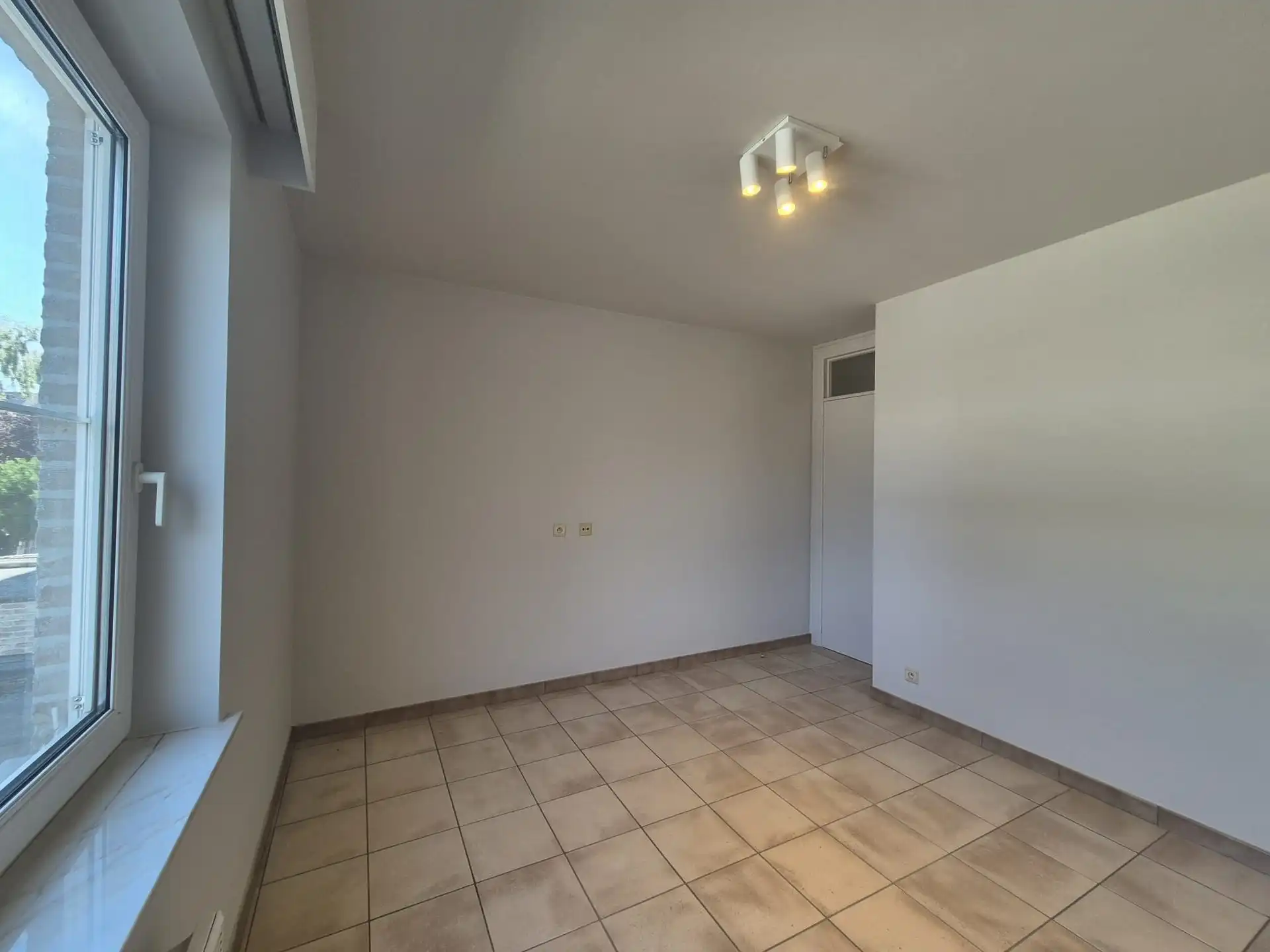 Ruim appartement met 2 slaapkamers, groot terras en garage foto 17