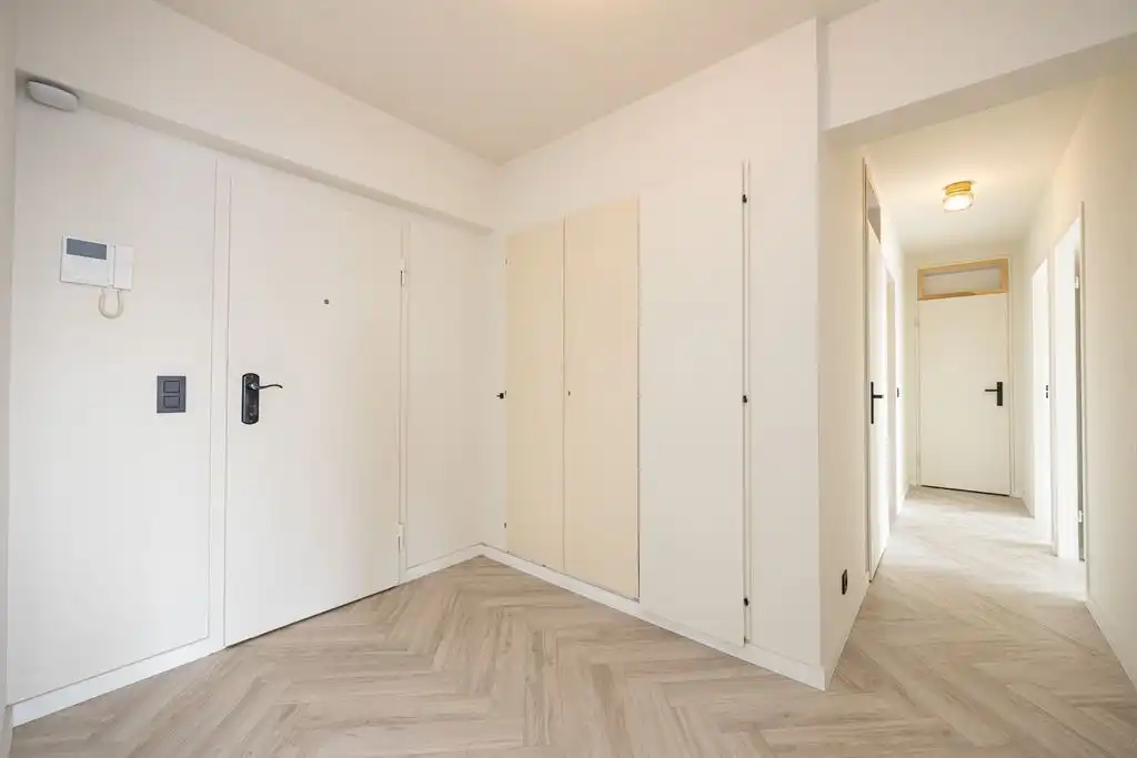 Gerenoveerd appartement met panoramisch zicht foto 17