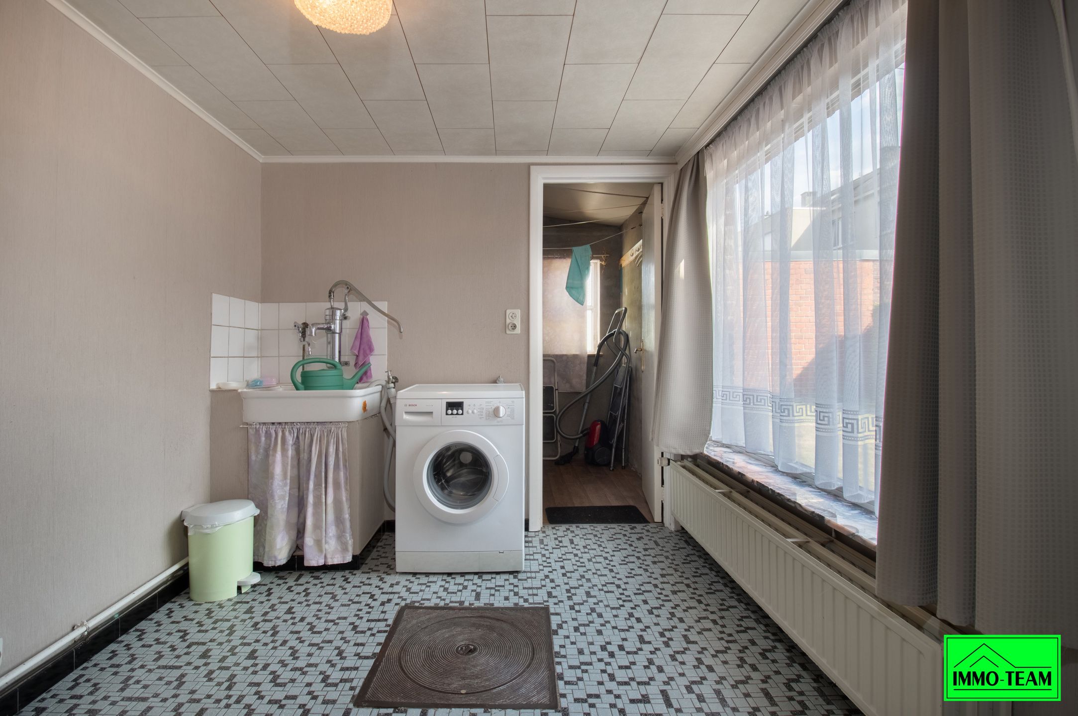 Solide op te frissen 2-gevelwoning met 4 slaapkamers foto 7