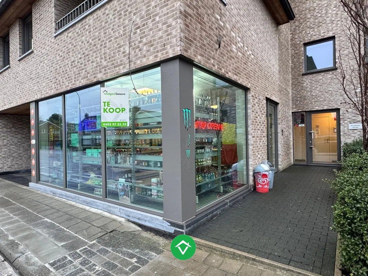 Centraal gelegen handelsruimte met 3 autostandplaatsen te Izegem foto 5