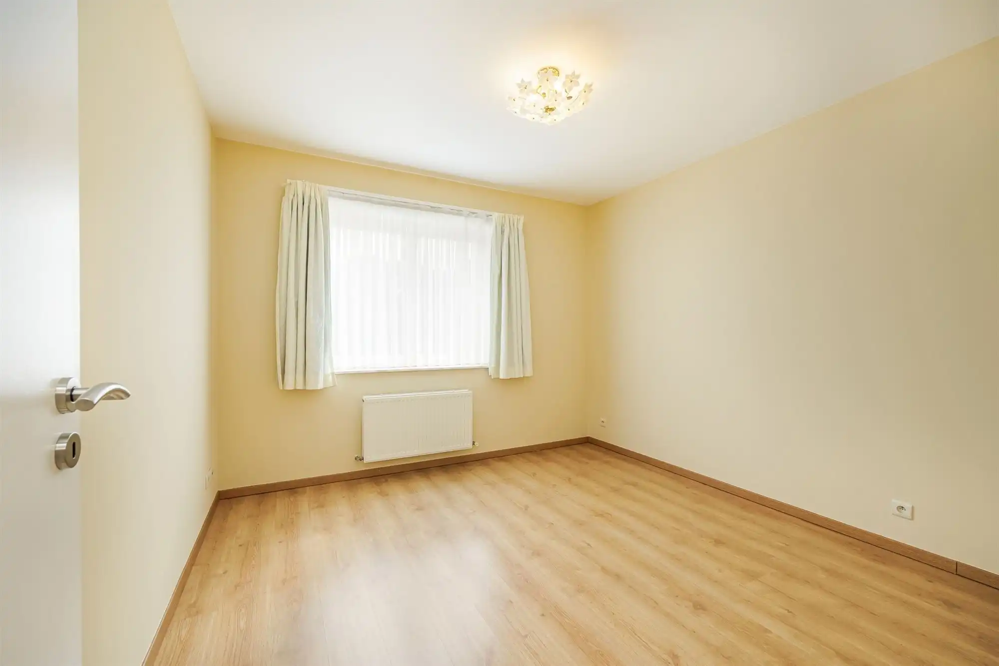 Instapklare ruime woning met 4 slpkmrs. en tuin foto 19