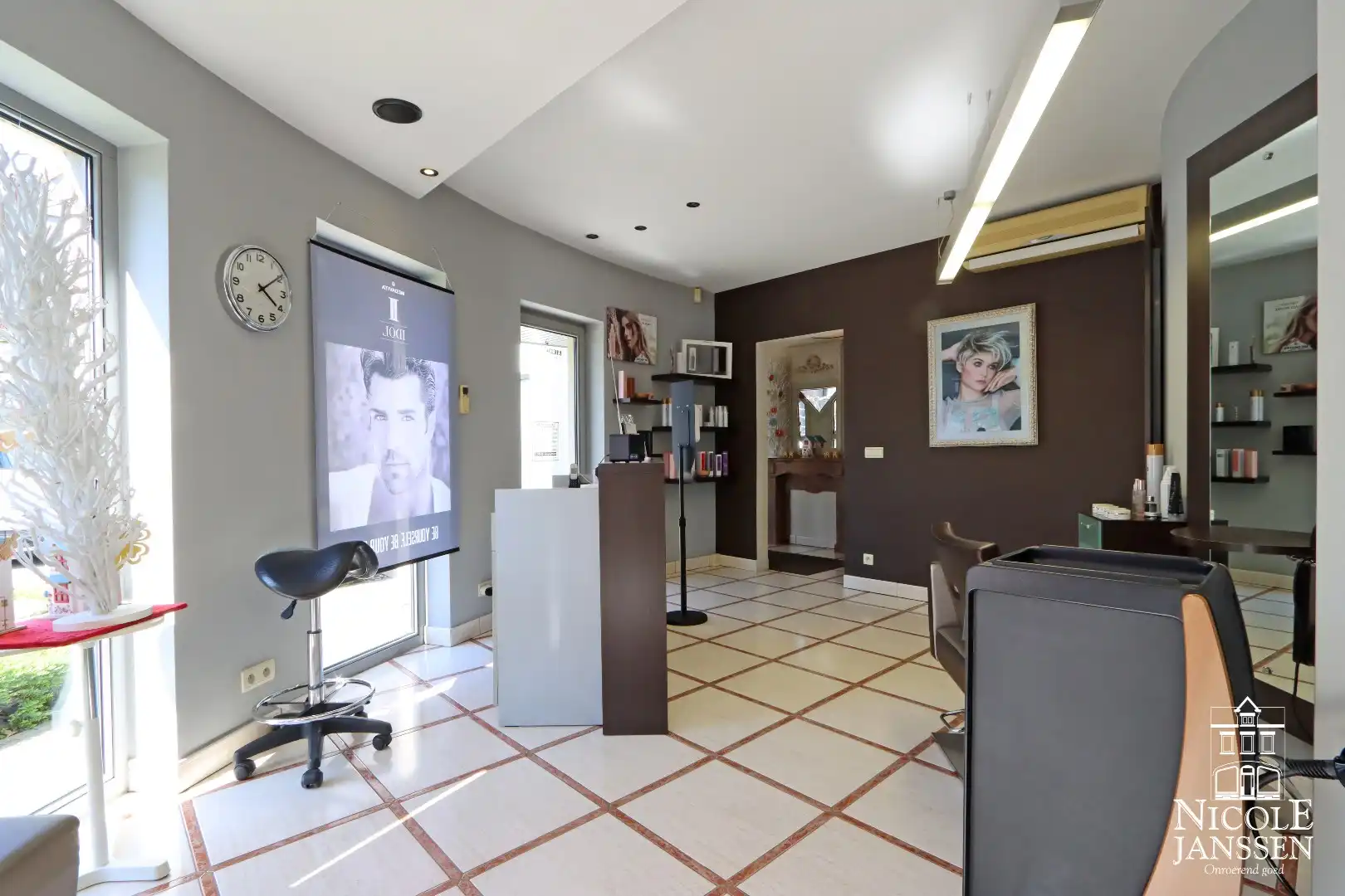 Instapklare woning met ruimte voor praktijk en mooie ingesloten tuin in Bree centrum foto 5