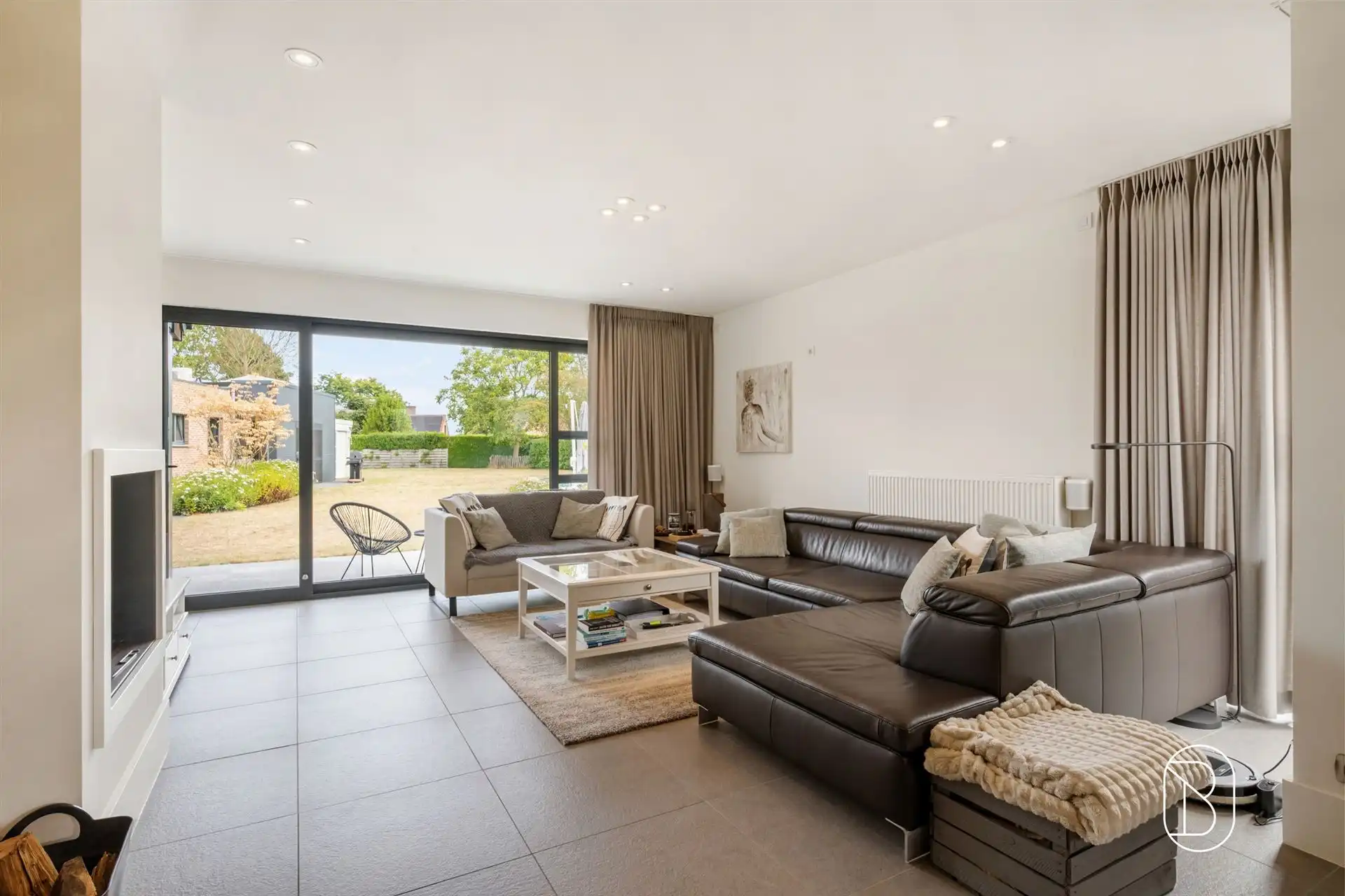 Instapklare woning met zwembad en bijgebouw foto 19