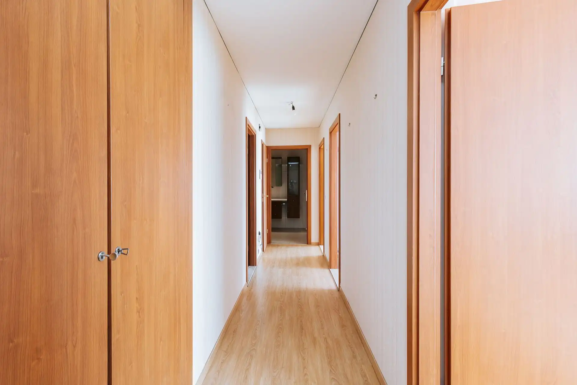 Twee slaapkamer appartement met inpandse autostaanplaats foto 2