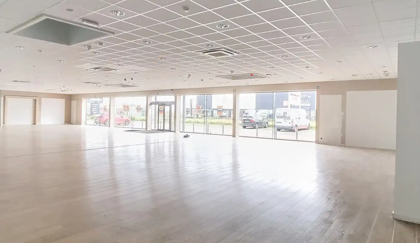 Commerciële gebouwen met sterke visibiliteit en 37 parkeerplaatsen foto 10