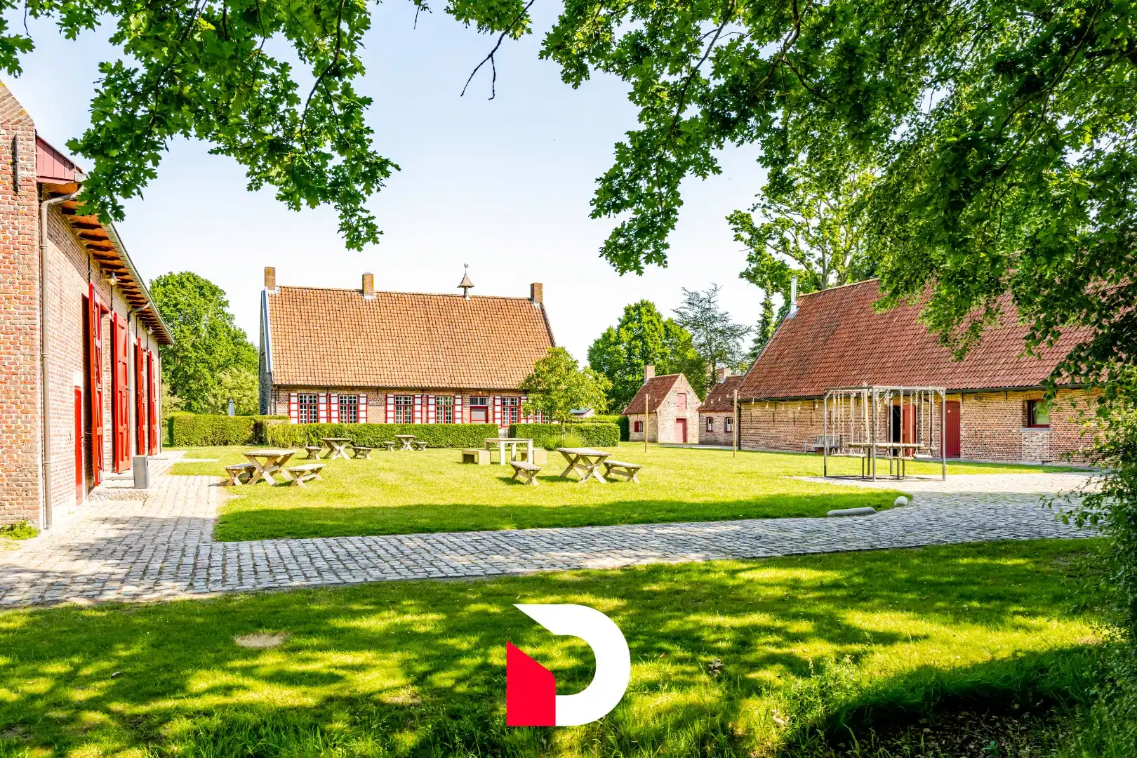 Unieke erfgoedsite “Klokhof Loppem” met uitzonderlijk potentieel in een groene omgeving foto {{pictureIndex}}
