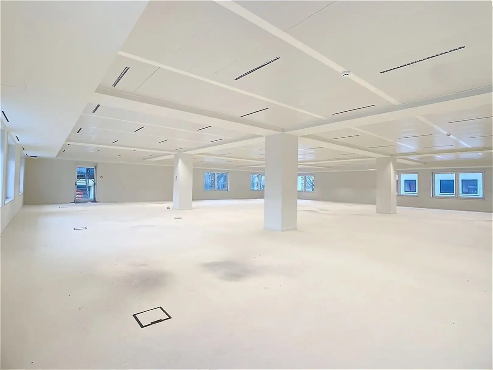 Gerenoveerde kantoren langs de Kortrijksesteenweg foto 2