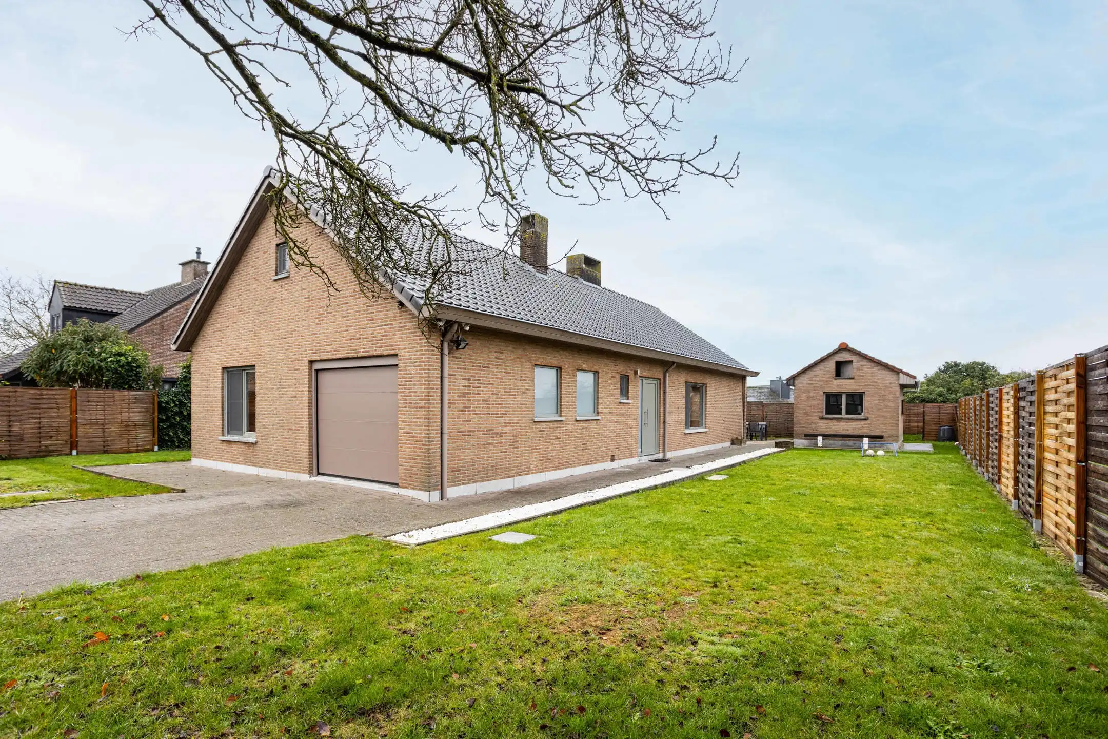 Alleenstaande villa met garage residentiële wijk te Ronse foto 2