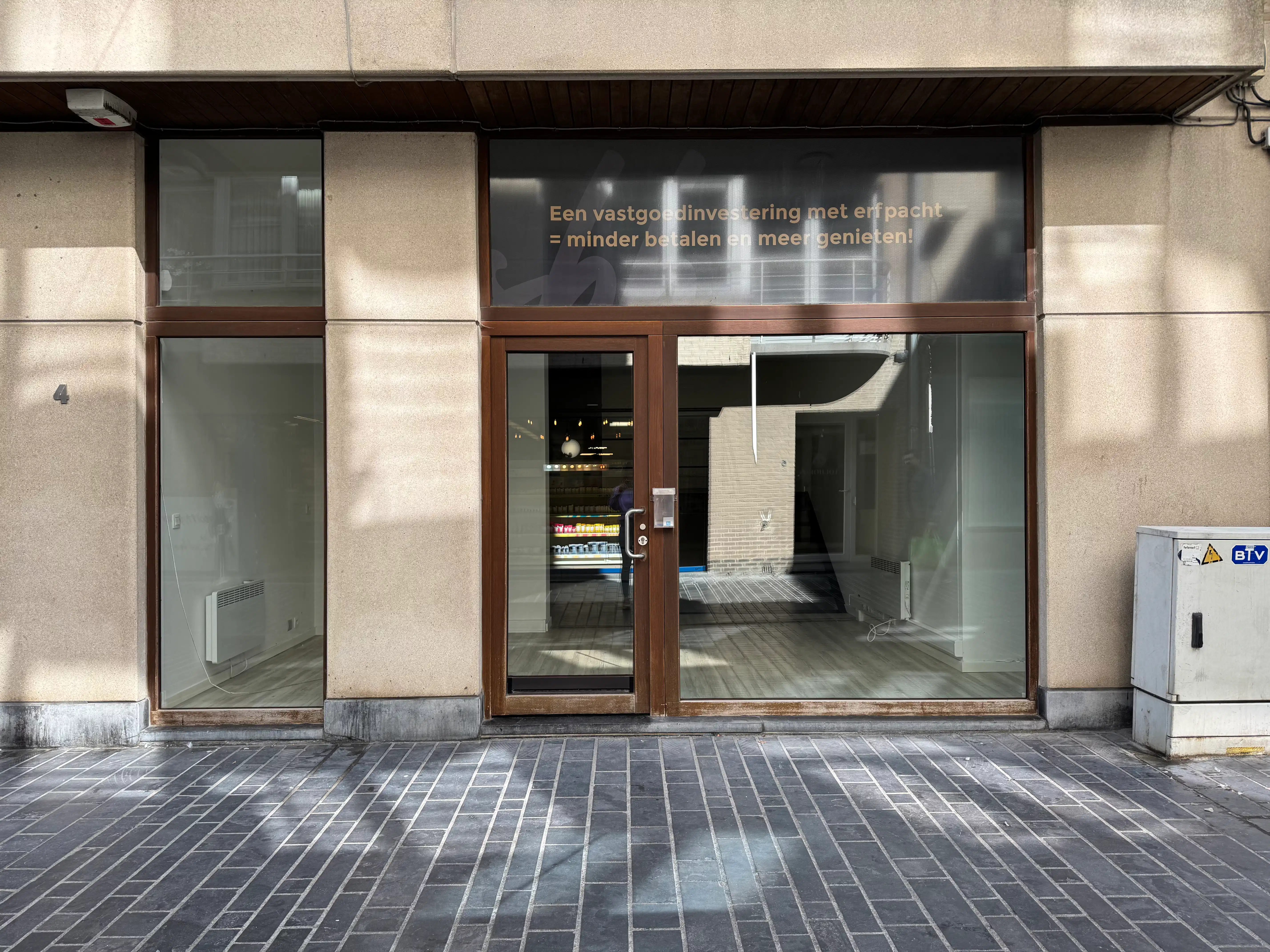 Handelsgelijkvloers 56m² foto {{pictureIndex}}