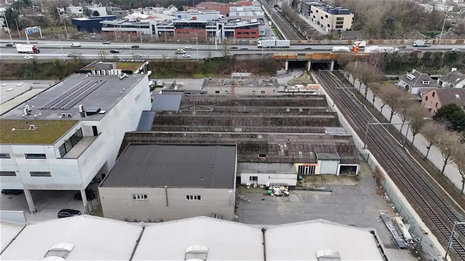 Te Koop Industriegrond met magazijn en kantoren foto 4