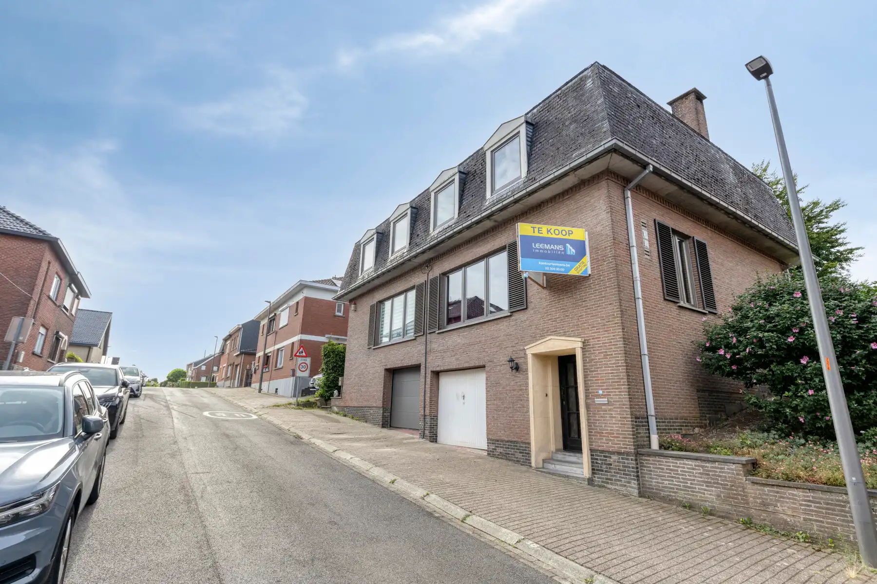Ruime familiewoning (HOB) met garage en tuin! foto 2