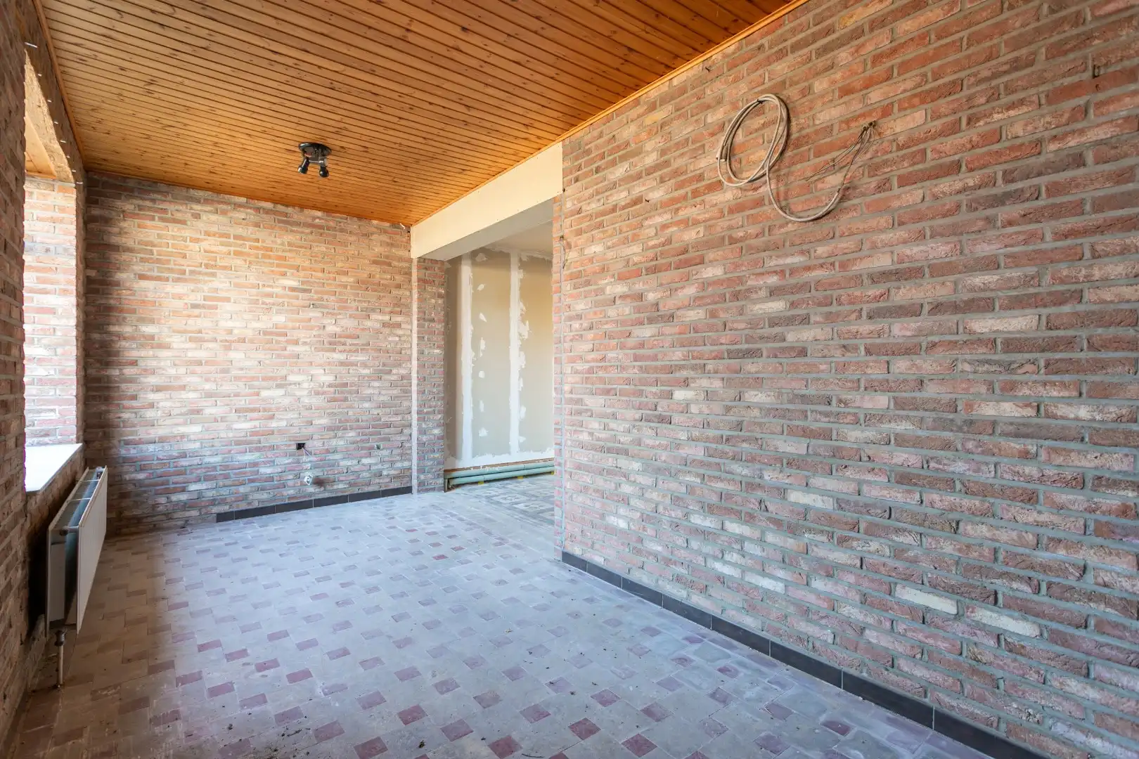 Te renoveren eigendom (317 m²) met veel potentieel, ruime tuin (6a 42ca) en dubbele achterliggende carport met toegang tot de achterliggende straat in Kester foto 5