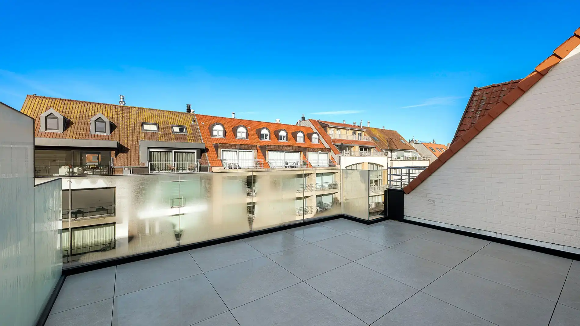 Penthouse te koop met ruim terras nabij het strand foto 4