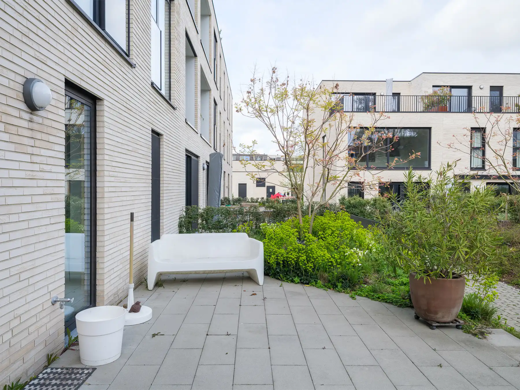 Instapklaar recent appartement met terras foto 10