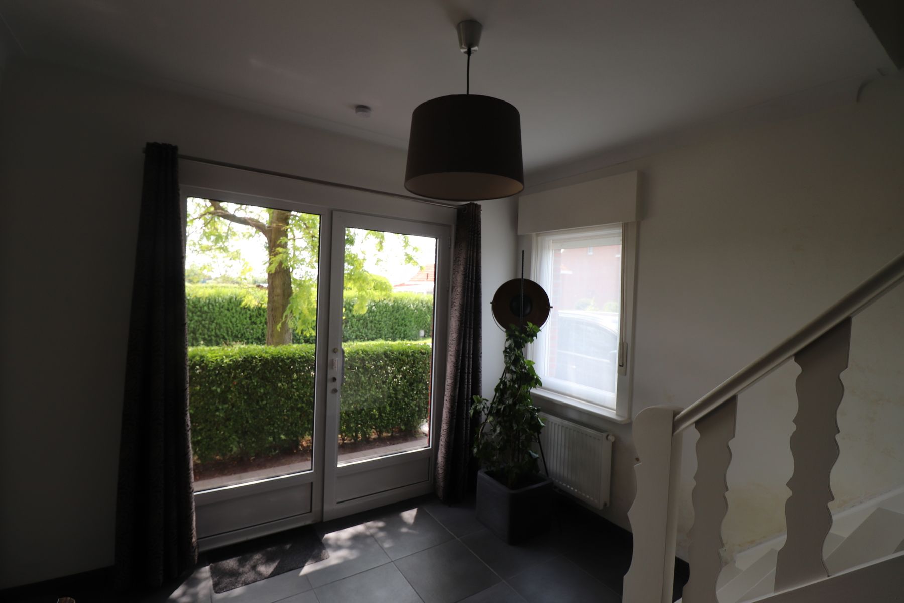 Een woning met 4 slaapkamers, garage, terras en tuin. foto 2