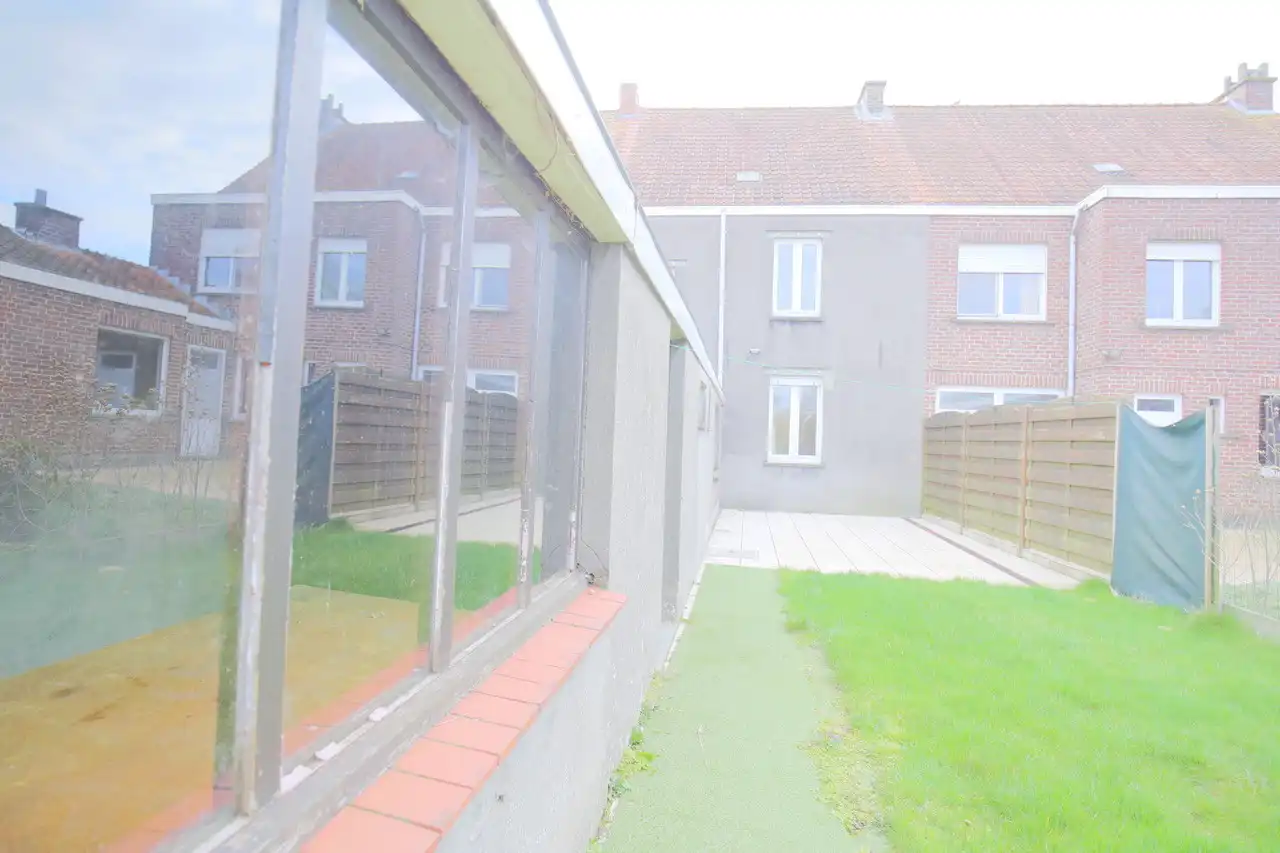 Rijwoning met terras en tuin foto 11