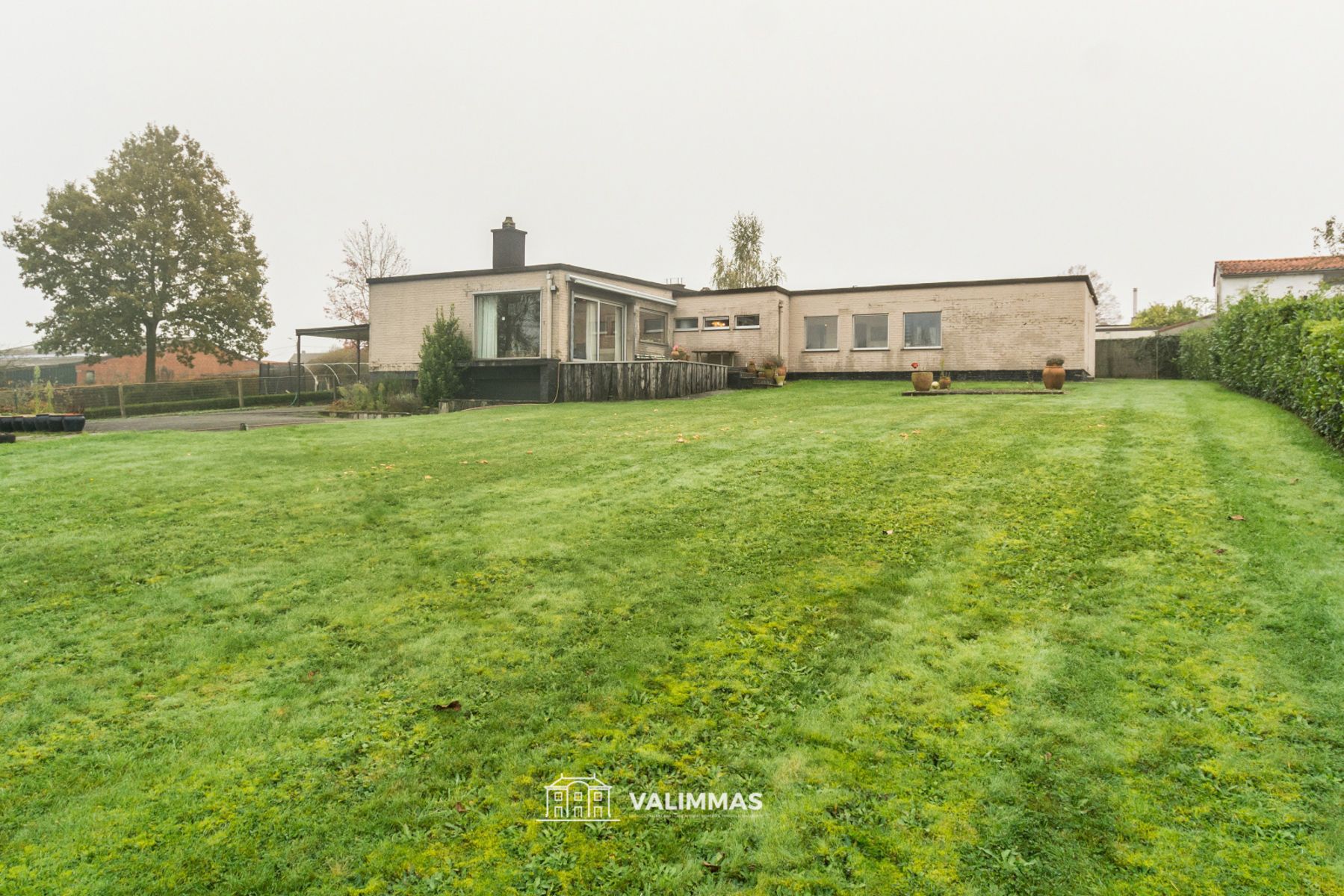 Uniek gelegen villa-bungalow met grote tuin en zwembad... foto 1