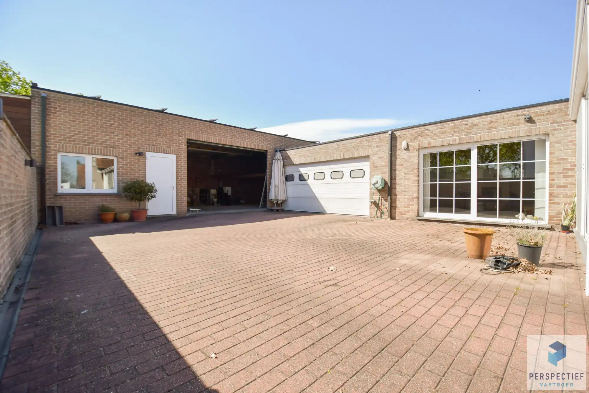 Unieke villa met dubbele garage en opslagplaats/ loods in rustige omgeving foto 2