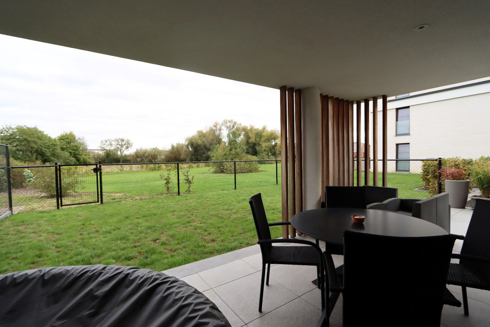 Gelijkvloers appartement met tuintje, terras, autostandplaats en kelderberging in hartje Maaseik  foto 16