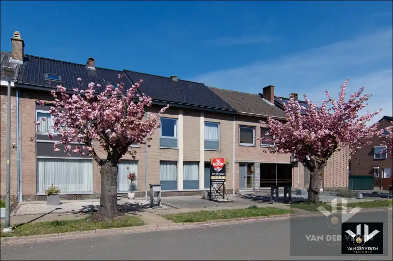 DEGELIJKE GEZINSWONING  MET GARAGE  IN DE SINT-CATHARINAWIJK foto 2