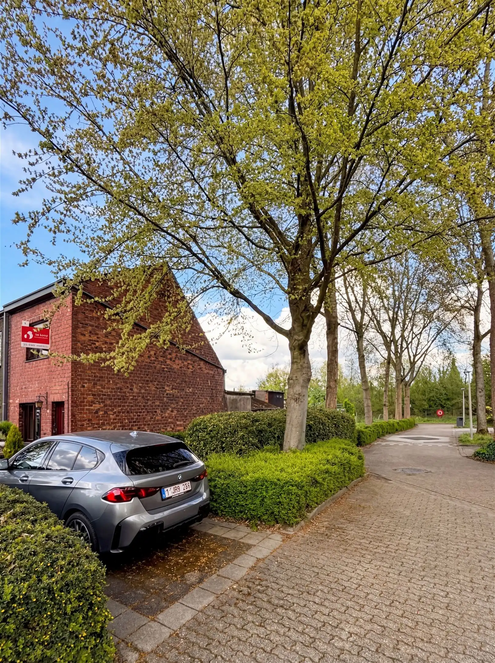Te renoveren hoekwoning met uitbreidingspotentie foto 2