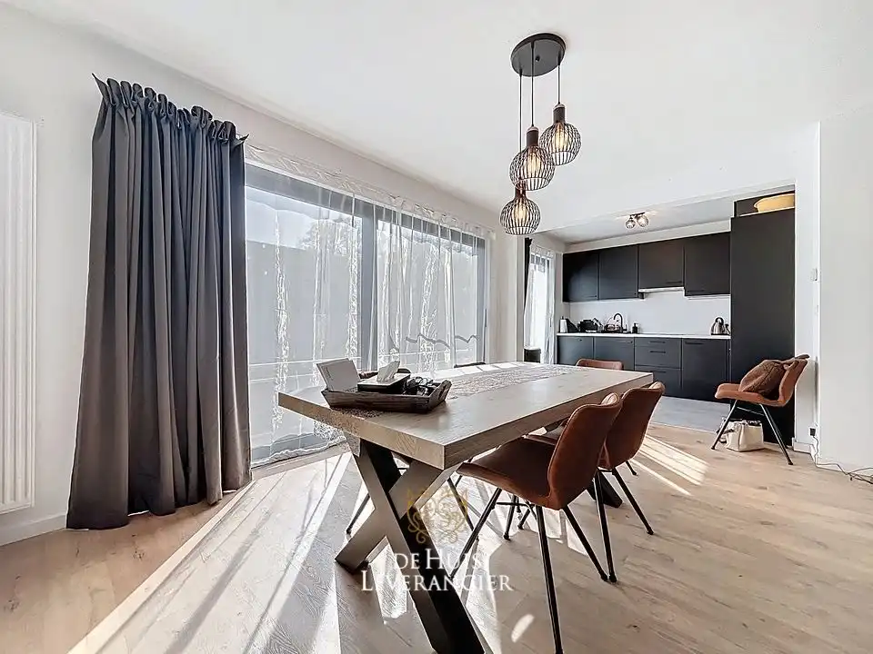 Groot appartement met 2 slpks en staanplaats te koop in centrum Kontich foto {{pictureIndex}}