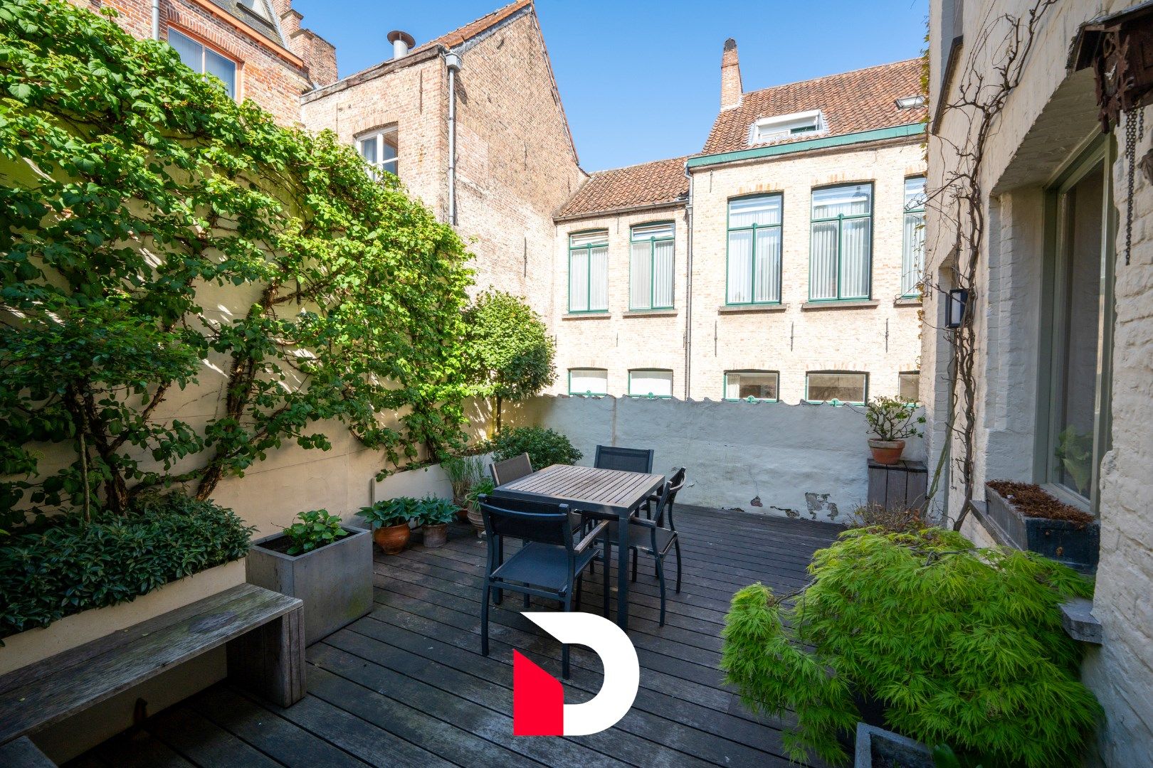 Karaktervolle / historische burgerwoning op het Jan Van Eyckplein te Brugge. foto 12