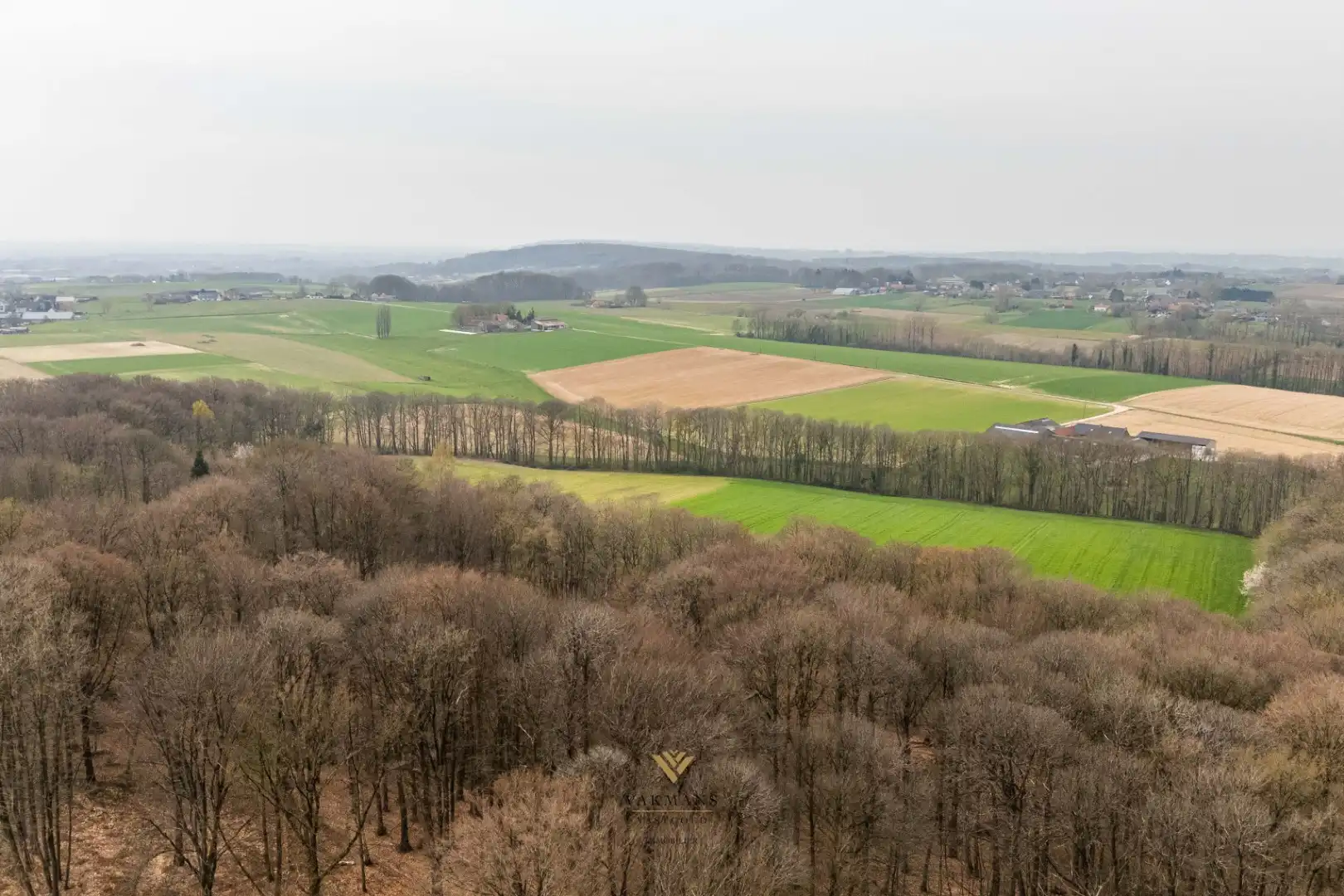 Ruime alleenstaande woning met garage in heuvelachtige omgeving foto 7