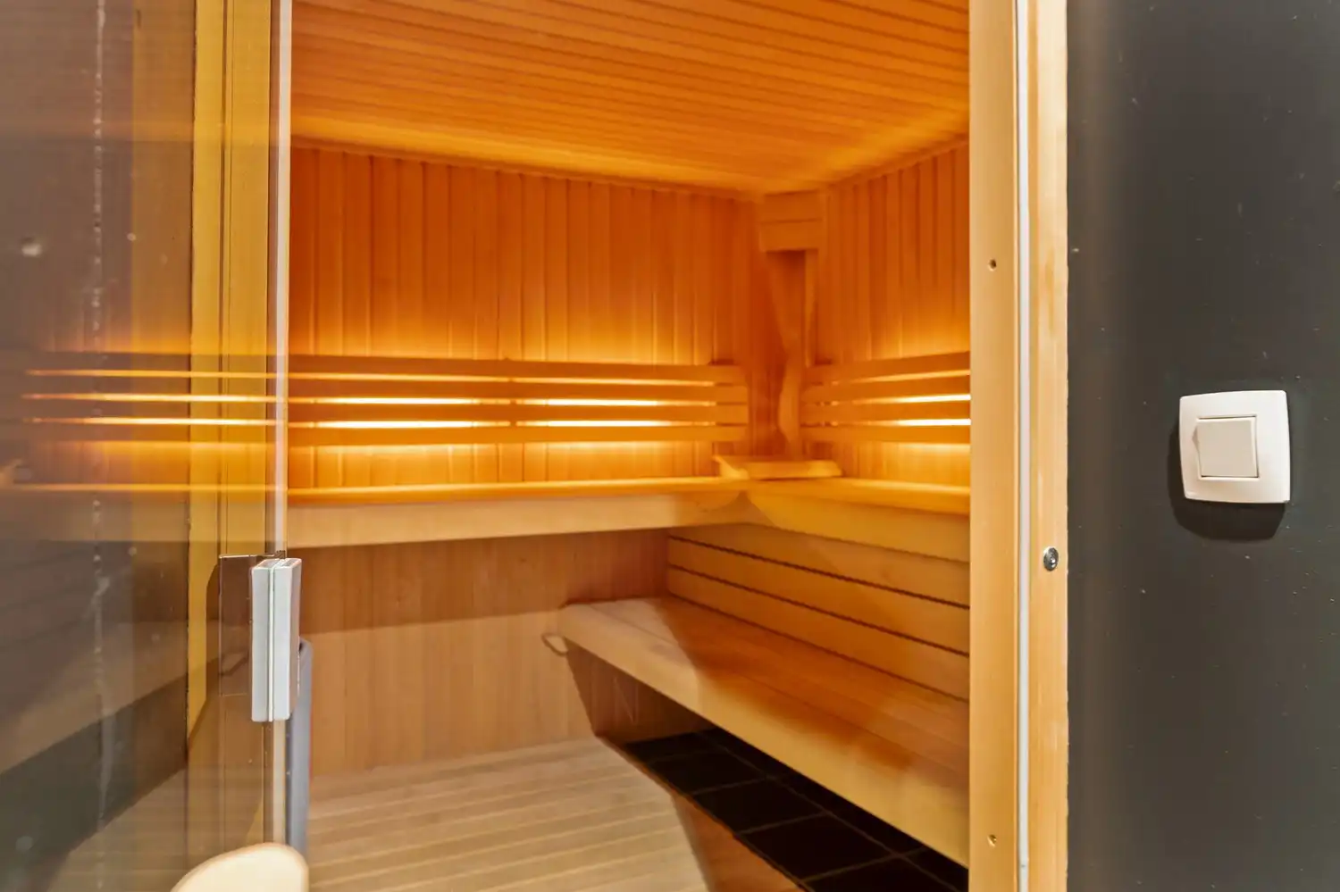 Ruime stadswoning met 4-5 slaapkamers, garage, sauna en buitenruimte! foto 3