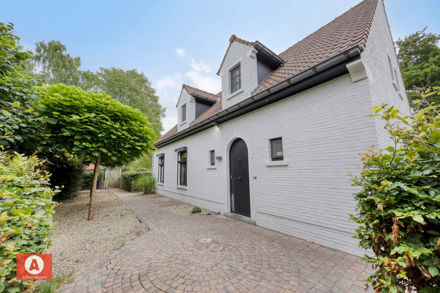 Landelijke open bebouwing in rustige, doodlopende straat foto 3