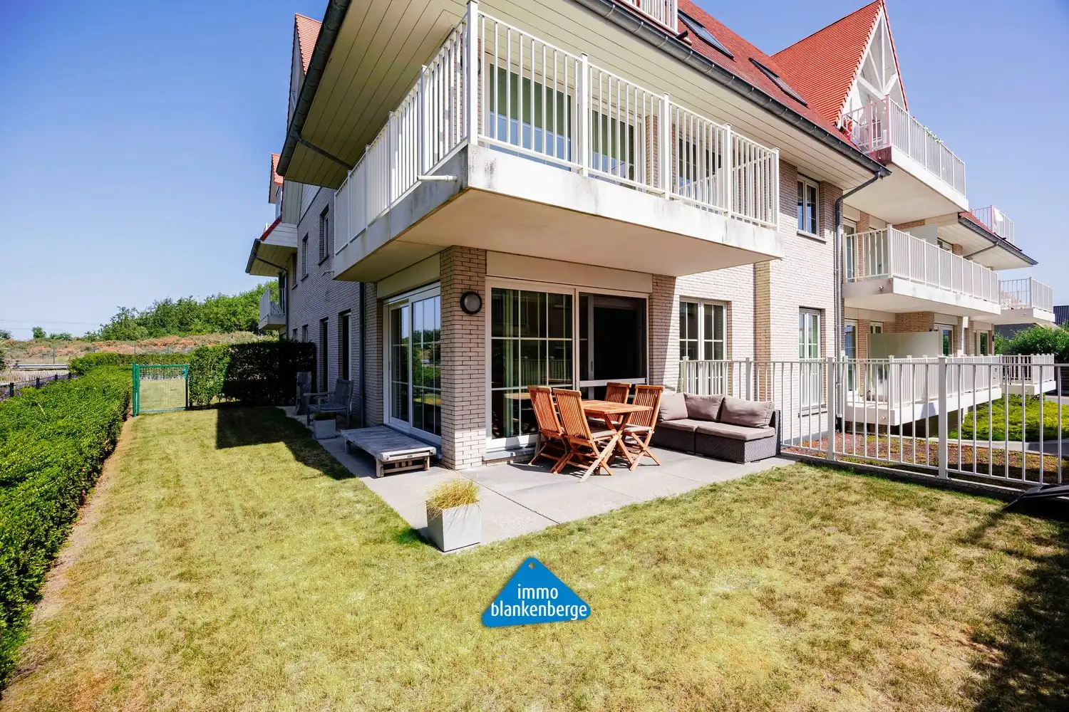 Gelijkvloers 2-slaapkamerappartement met tuin en luxe afwerking in De Haan foto 2