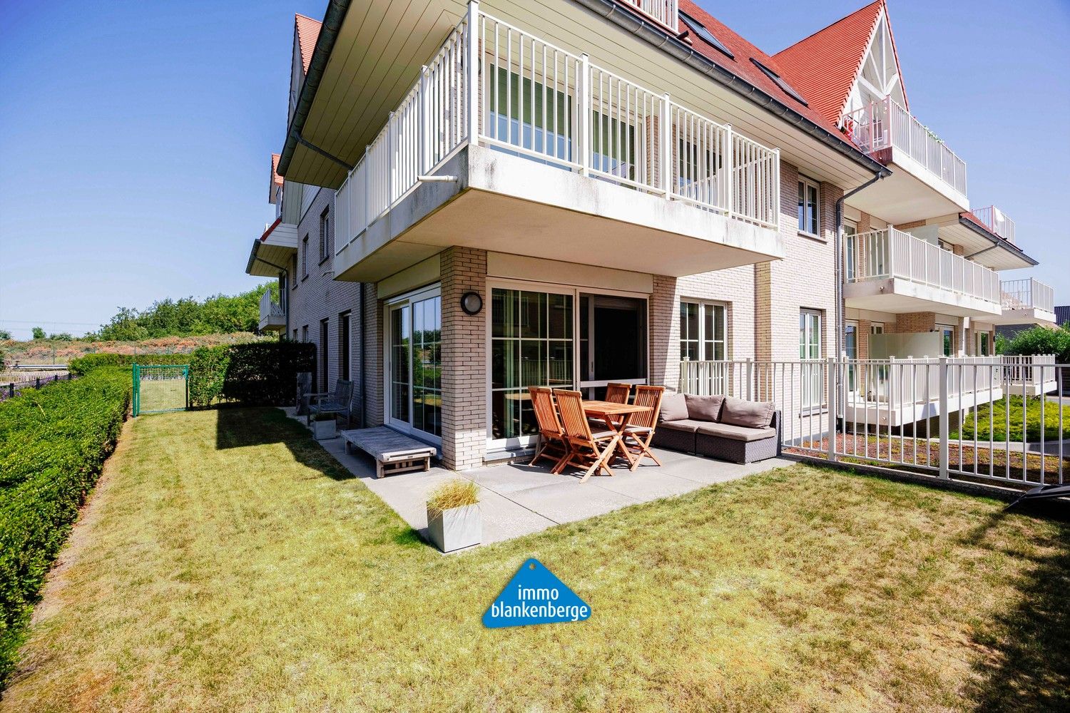 Gelijkvloers 2-slaapkamerappartement met tuin en luxe afwerking in De Haan foto 2