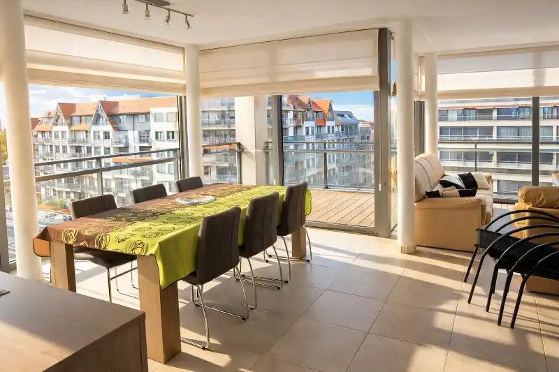 Hoekappartement met zijdelings zicht op zee foto {{pictureIndex}}