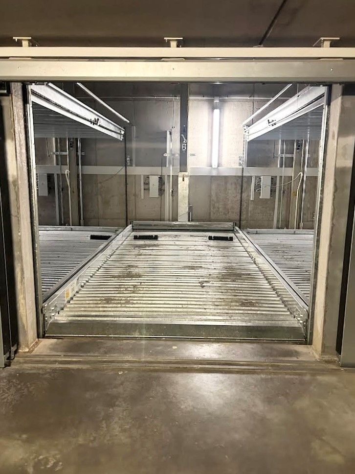 Vlot toegankelijke ruime parking in klasseersysteem centraal in Nieuwpoort-bad. foto {{pictureIndex}}