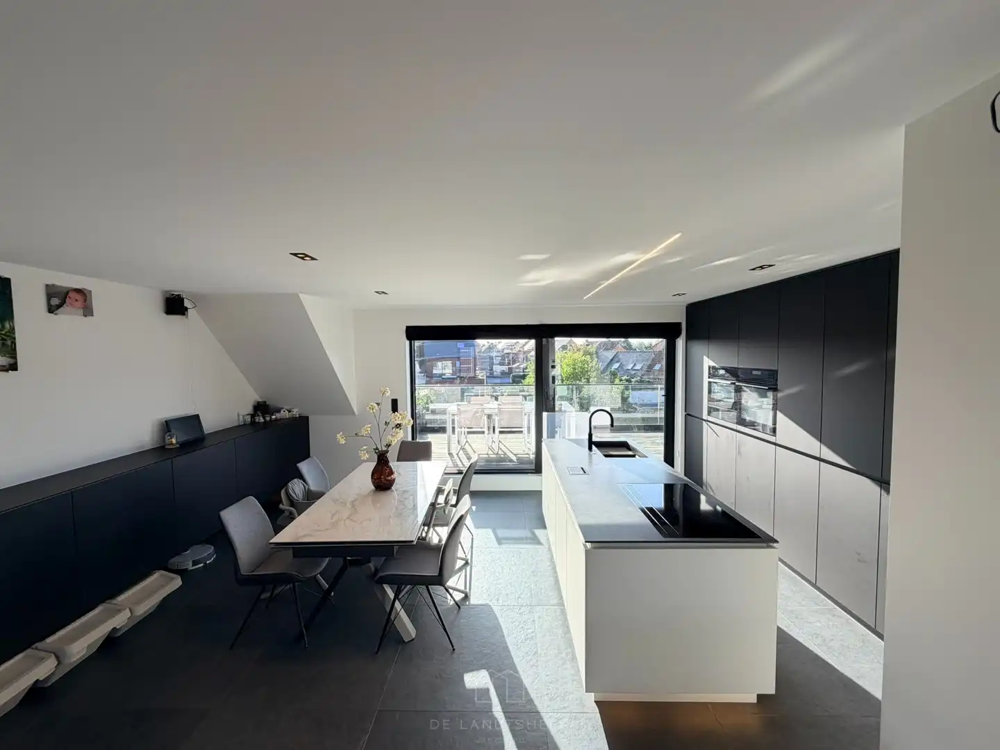 Stijlvol dakappartement met 3 slaapkamers, 2 badkamers en uitzonderlijk veel maatwerk foto 8