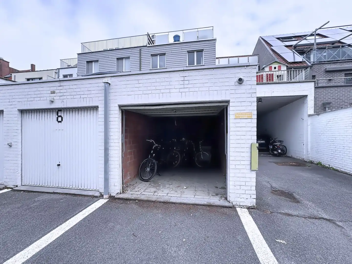 Centraal gelegen garagebox met extra standplaats foto 3