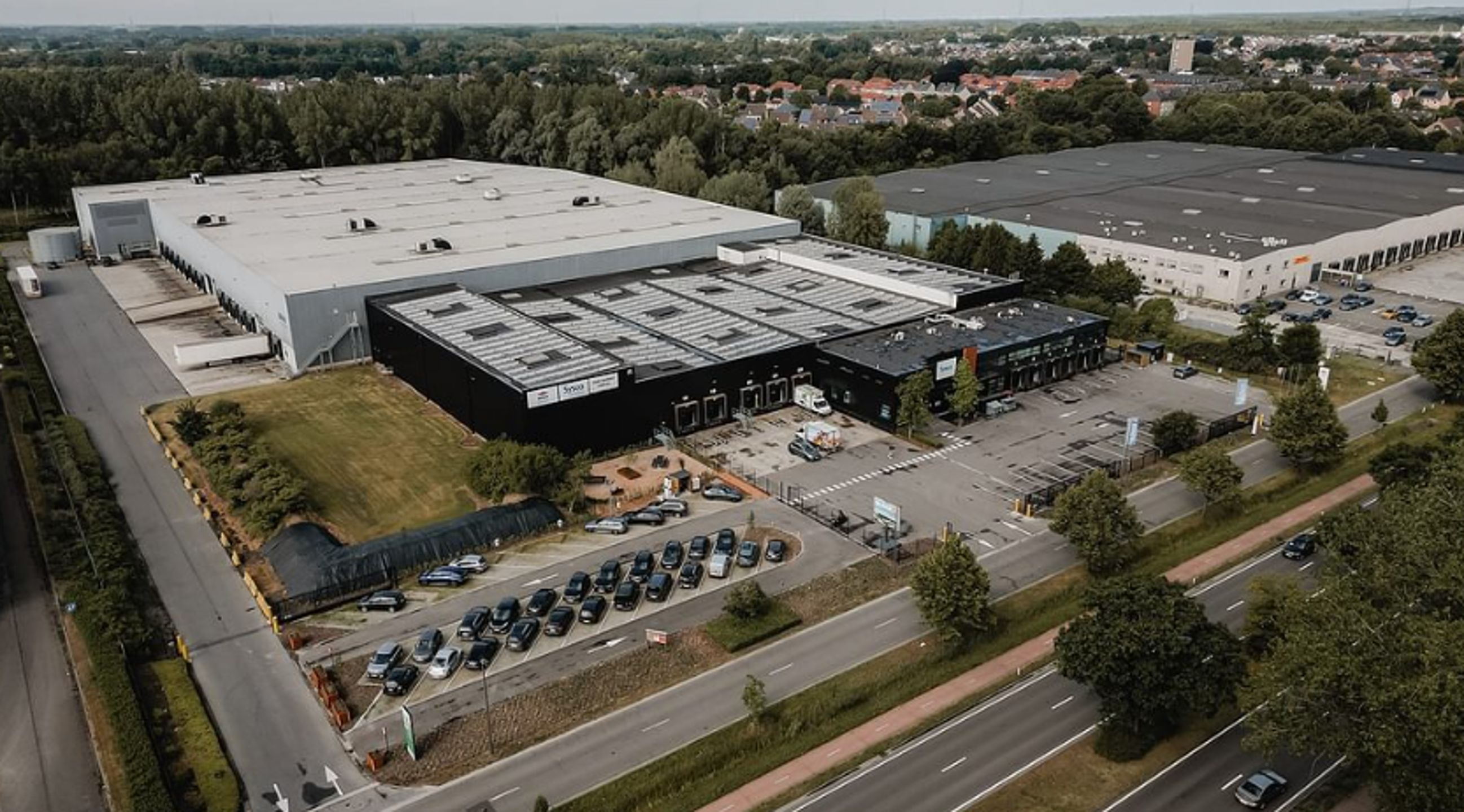 Magazijn met kantoren te huur  foto {{pictureIndex}}