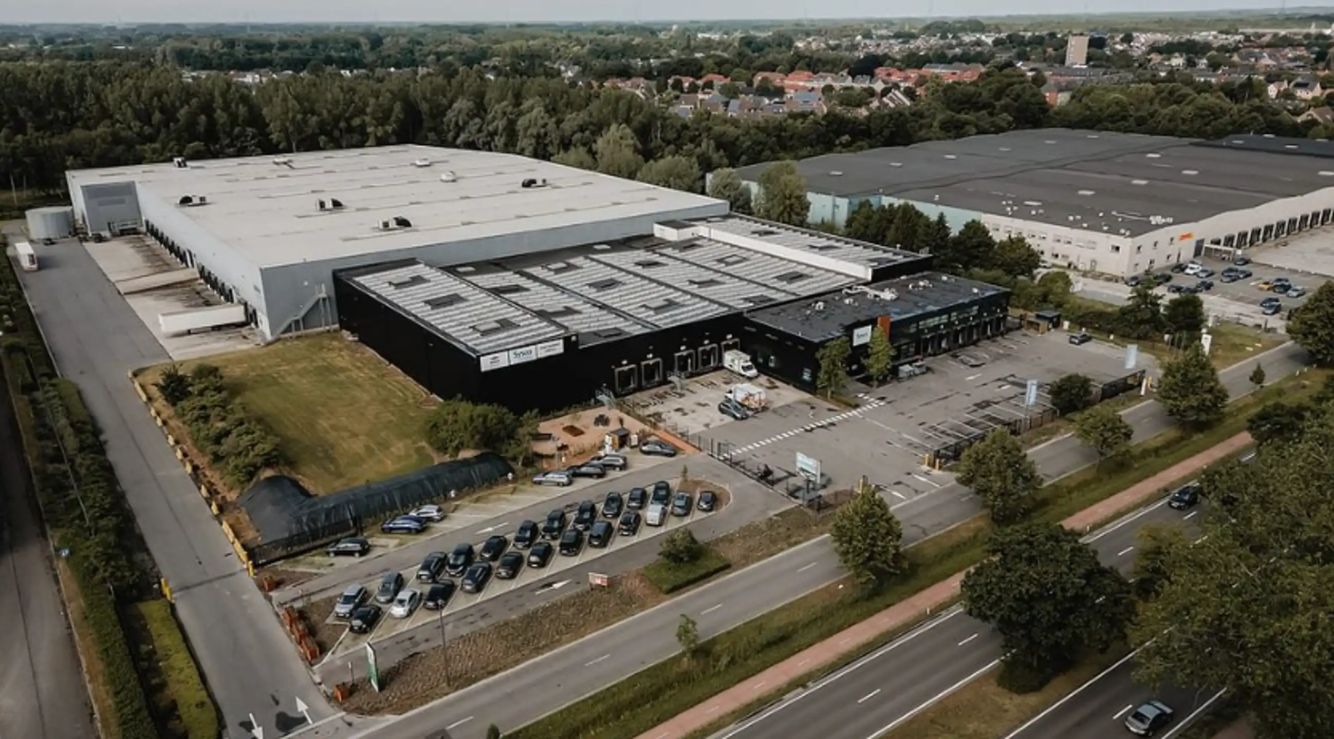 Magazijn met kantoren te huur  foto {{pictureIndex}}