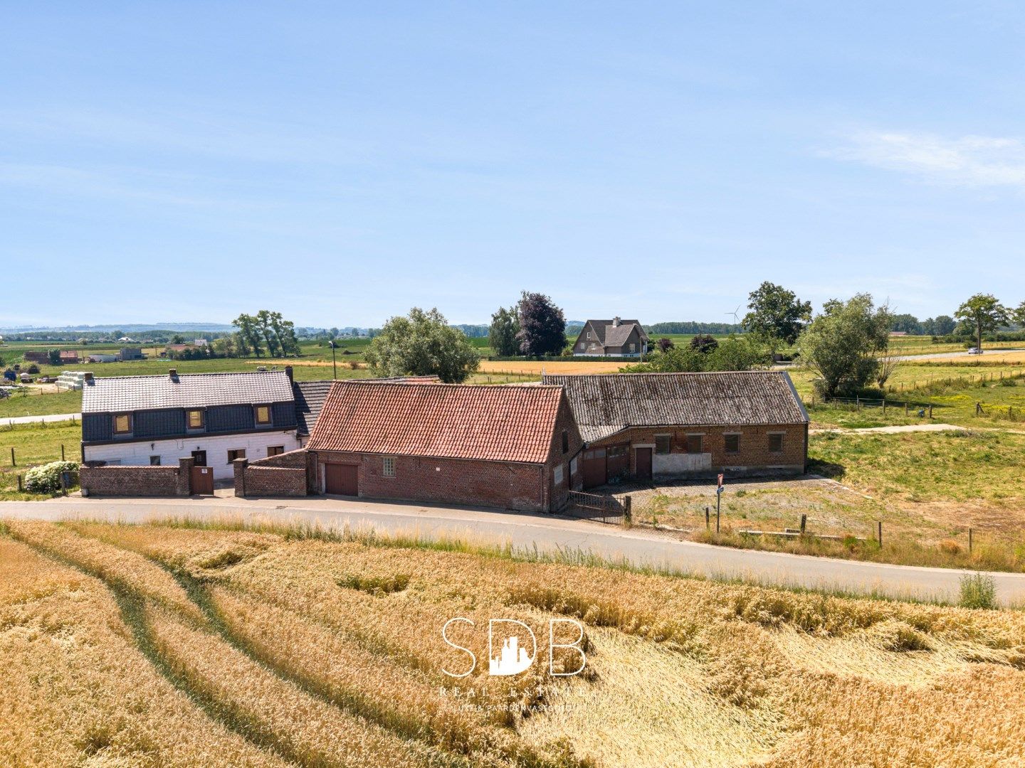 Hoofdfoto van de publicatie: Charmante hoeve met bijgebouwen en graslanden op 27.559m²