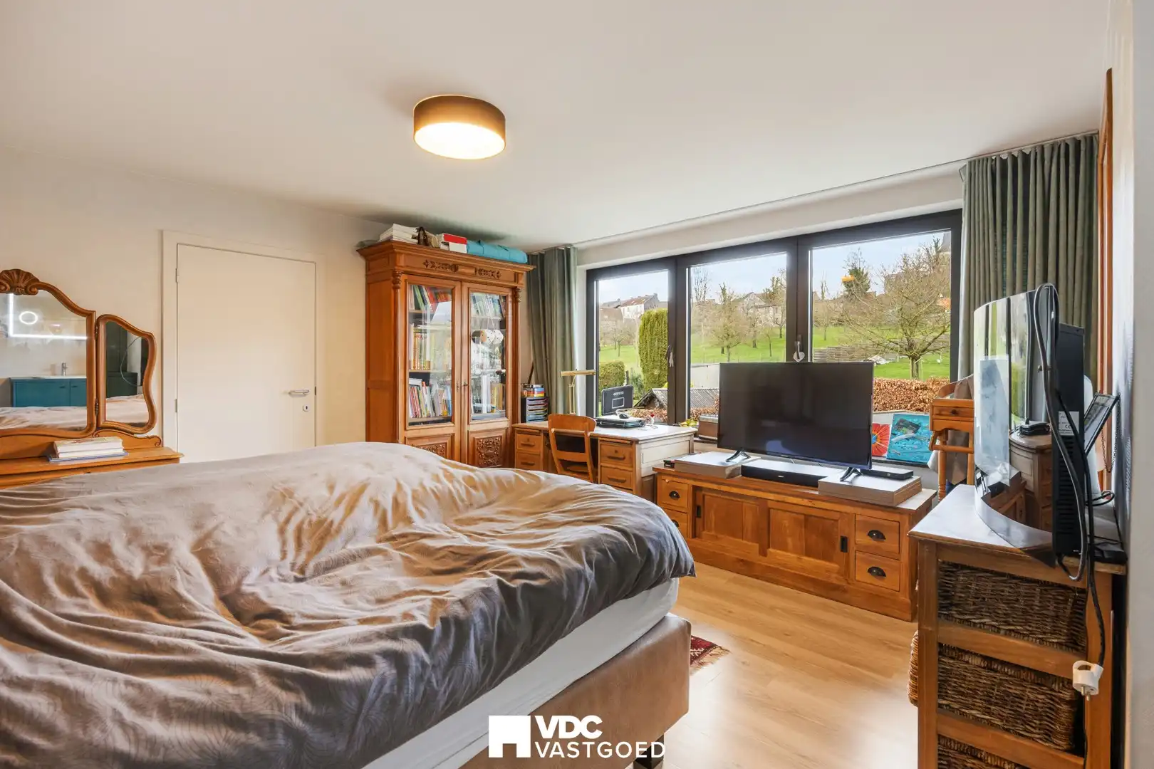 Ruime villa met praktijkruimte of extra woonruimte, zicht op bloesemweide en perceel van 1.745 m² foto 19