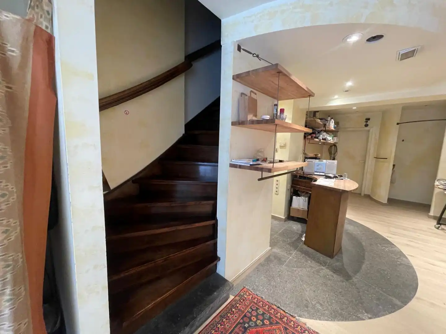 Karaktervol hoogwaardig afgewerkt gebouw met winkelruimte en woonst  foto 3