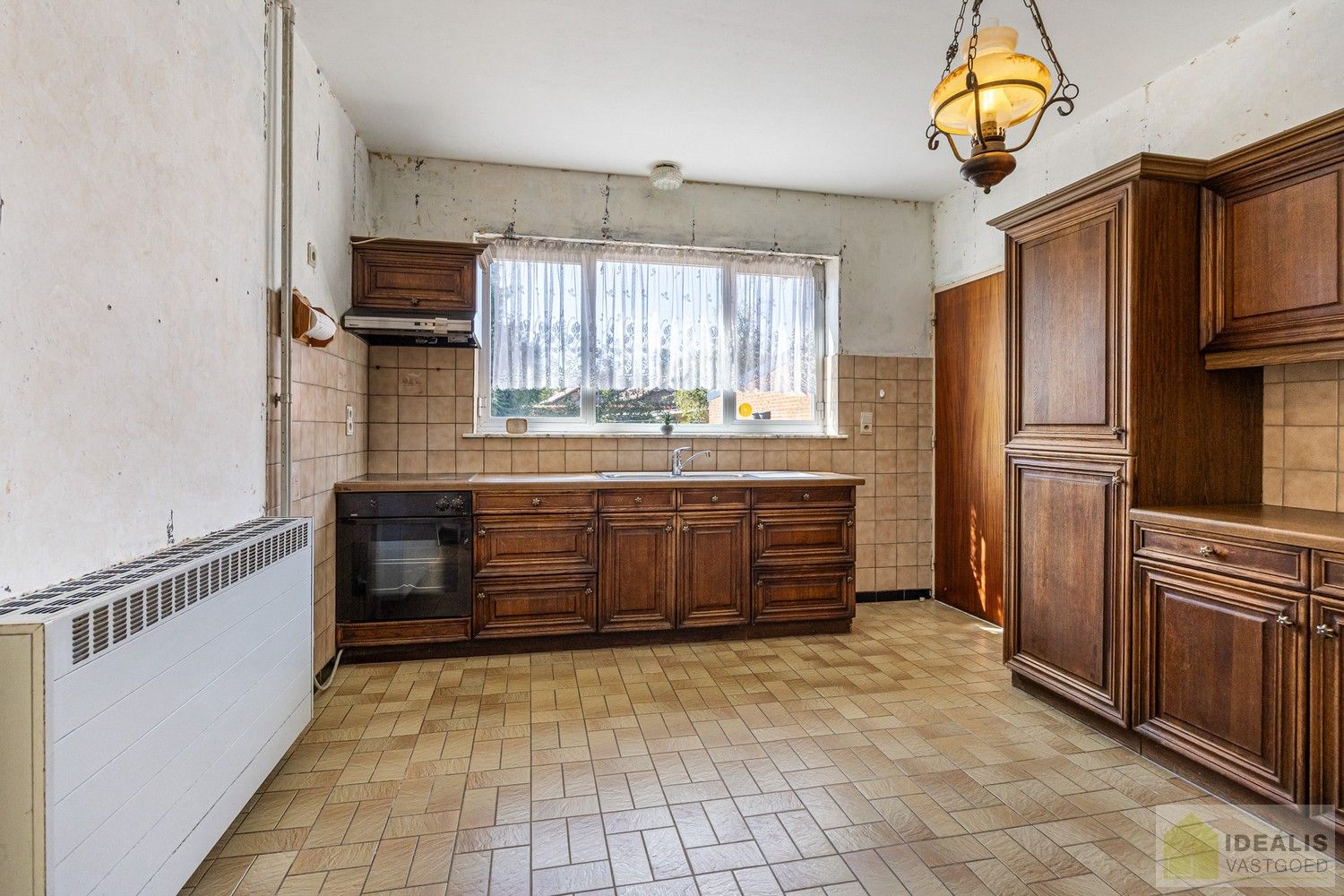 RUSTIG GELEGEN OP TE KNAPPEN EENGEZINSWONING MET 3 SLAAPKAMERS! - De woning omvat maar liefst 166m² bewoonbare oppervlakte met ruime woonkamer, keuken, 3 slaapkamers, badkamer, garage. De woning is rustig gelegen op een perceel met een opp. van 6a 21ca. foto 8