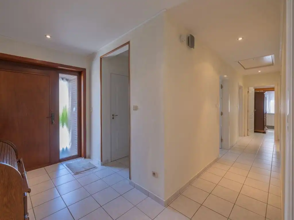 Zeer goed onderhouden vrijstaande woning met veranda en carport foto 10