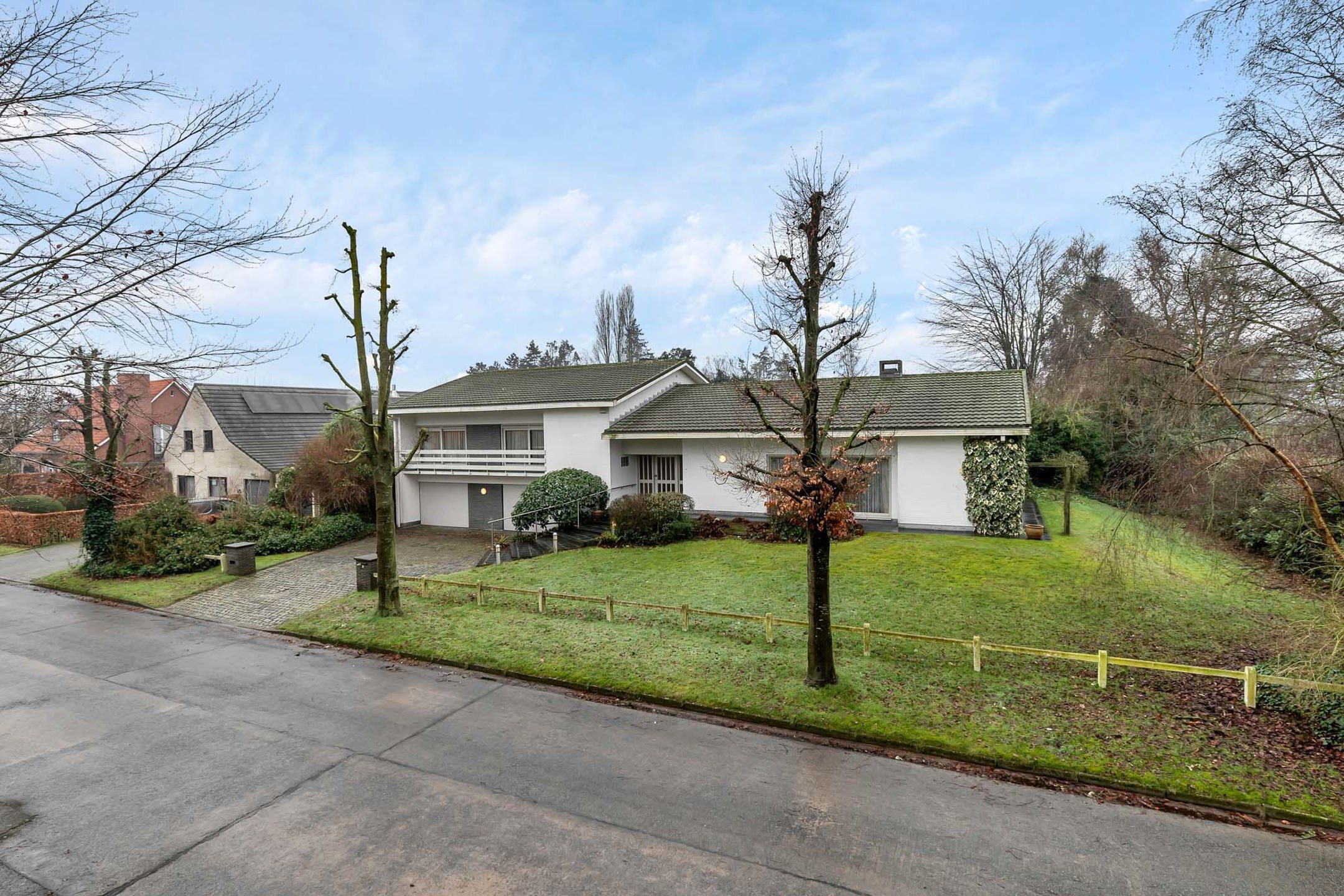 Hoofdfoto van de publicatie: Te renoveren villa te Astene
